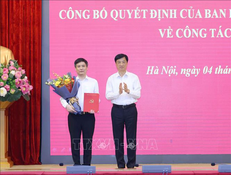 Đồng chí Nguyễn Duy Ngọc, Bí thư Trung ương Đảng, Chánh Văn phòng Trung ương trao Quyết định Thư ký của Tổng Bí thư, Chủ tịch nước Tô Lâm cho đồng chí Thiếu tá Đinh Tiến Hải - Ảnh: TTXVN