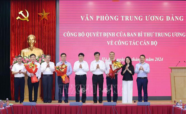 Đồng chí Lương Cường, Ủy viên Bộ Chính trị, Thường trực Ban Bí thư cùng các đồng chí lãnh đạo Văn phòng Trung ương tặng hoa chúc mừng các đồng chí được bổ nhiệm - Ảnh: TTXVN