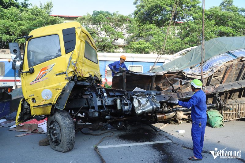 Ô tô tải bị biến dạng sau vụ tai nạn. Ảnh: Đình Hiếu