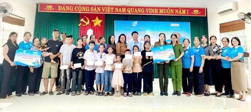 Câu lạc bộ Doanh nhân nữ và Hội phụ nữ Công an TX Bỉm Sơn tặng quà, nhận đỡ đầu trẻ mồ côi.