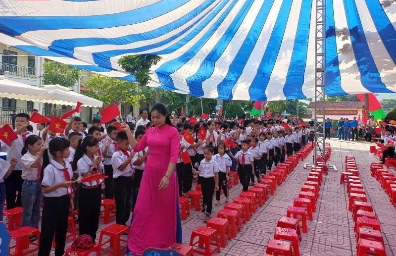 Đón chào các em học sinh lớp 1 tại lễ khai giảng.