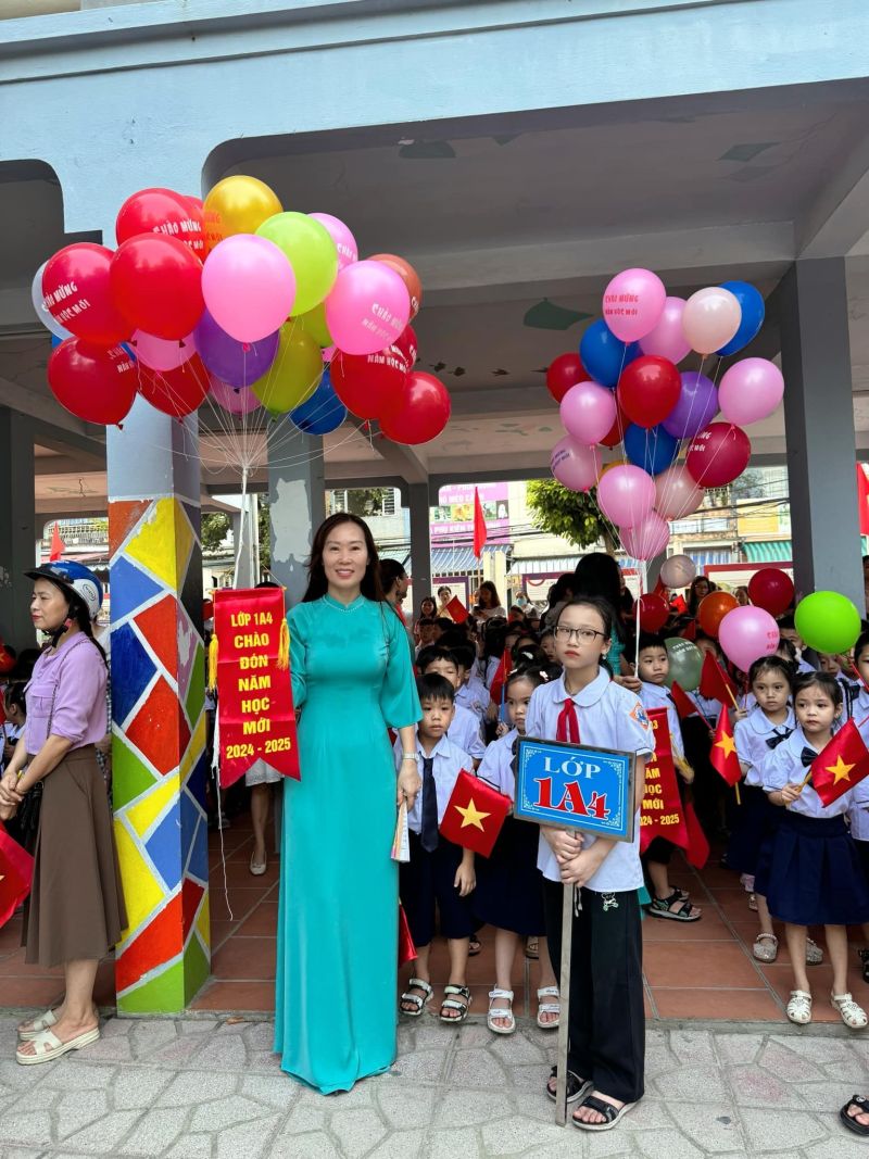 Niềm vui của cô và trò Trường tiểu học Điện Biên 2, TP. Thanh Hóa trong ngày tựu trường