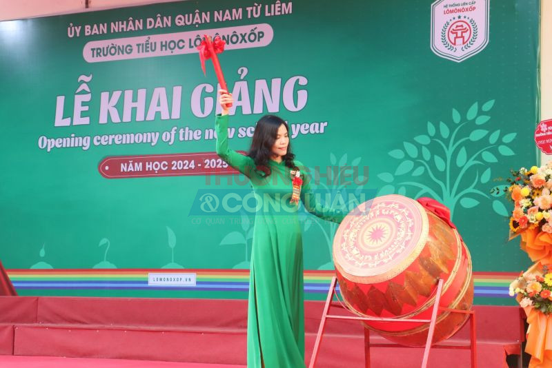 Cô giáo Phạm Thị Thiếp, Hiệu trưởng trường Tiểu học Lômônôxốp đánh trống khai giảng năm học mới