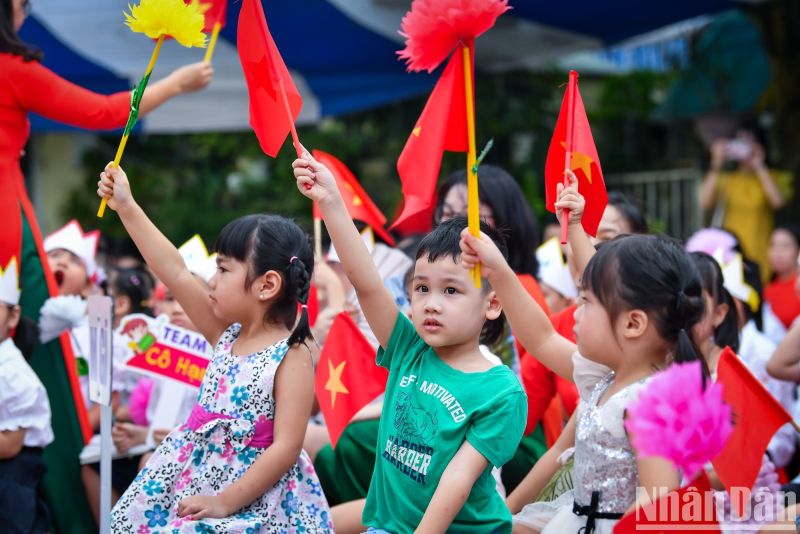 Những học sinh khối 1 không giấu nổi sự bỡ ngỡ trên gương mặt.