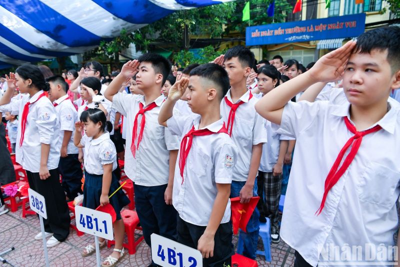 Phút chào cờ đặc biệt tại trường trung học cơ sở Xã Đàn.