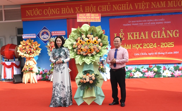 Bà Lữ Thị Kim Hoa, Bí thư Đảng ủy Phường Hòa Hiệp Nam, quận Liên Chiểu tặng hoa Ban giám hiệu nhà trường