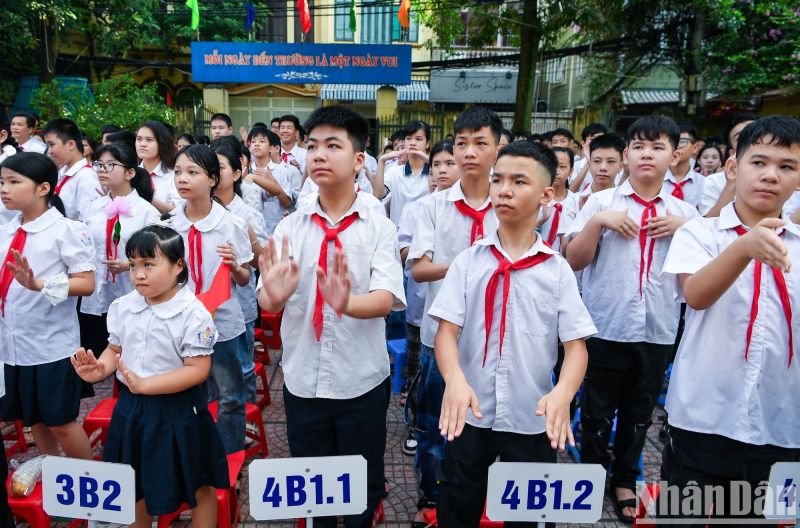 “Chúng tôi tin rằng, đối với trẻ khuyết tật thì lễ khai giảng là một khởi đầu mới mang lại niềm tin, một cách để truyền lửa cho các em trong suốt trong quá trình đến trường. Ở đây, chúng tôi sẽ thực hiện sứ mệnh làm một người cha, người mẹ để các con có thể học tập, phát triển một cách tốt nhất”, một cô giáo xúc động chia sẻ.