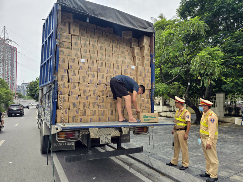 CSGT kiểm tra, phát hiện lượng lớn bánh trung thu, bánh kẹo không rõ nguồn gốc. Ảnh: cand.com.vn