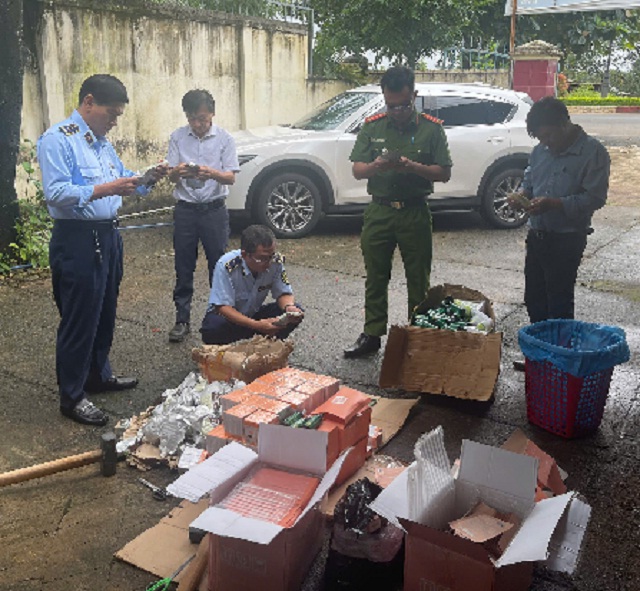 Hội đồng tiêu hủy tang vật vi phạm hành chính đang thực hiện biện pháp tiêu hủy lô hàng vi phạm. Ảnh: Trương Quang Trung.