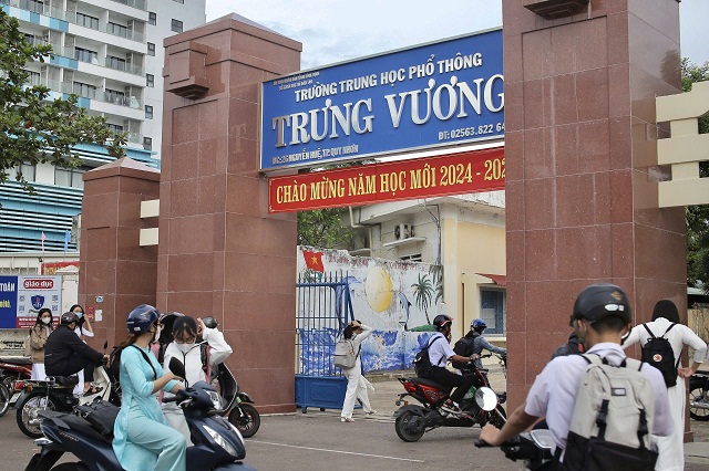 Học sinh Trường THPT Trưng Vương (TP Quy Nhơn) tựu trường. Ảnh: Viết Hiền. Học sinh Trường THPT Trưng Vương (TP Quy Nhơn) tựu trường. Ảnh: Viết Hiền.