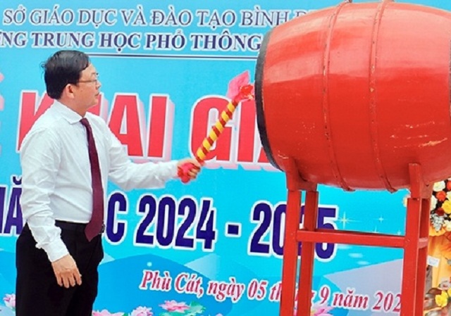 Ông Hồ Quốc Dũng đánh trống khai giảng năm học 2024 - 2025 tại Trường THPT Số 2 Phù Cát. Ảnh: T-Hiền Ông Hồ Quốc Dũng đánh trống khai giảng năm học 2024 - 2025 tại Trường THPT Số 2 Phù Cát. Ảnh: T-Hiền