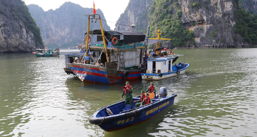 Cán bộ, chiến sĩ Bộ đội Biên phòng kêu gọi tàu thuyền vào nơi tránh trú bão số 3 (Yagi).