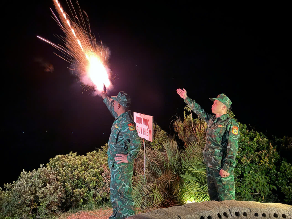 Cán bộ, chiến sĩ Đồn Biên phòng Cô Tô tổ chức bắn pháo hiệu kêu gọi tàu thuyền tránh trú an toàn (tối 4/9).