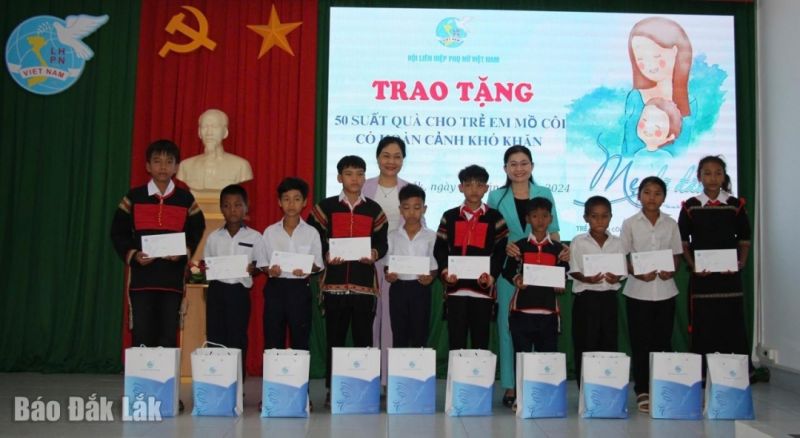 Trung ương Hội LHPN Việt Nam tặng quà 50 trẻ em mồ côi tại Đắk Lắk