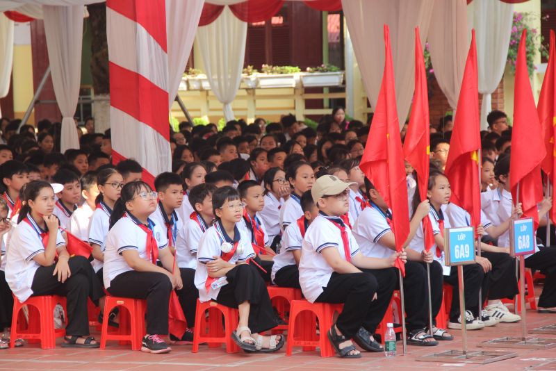 Học sinh Trường Trung học Cơ sở Vĩnh Trại, thành phố Lạng Sơn, tỉnh Lạng Sơn tham dự lễ khai giảng