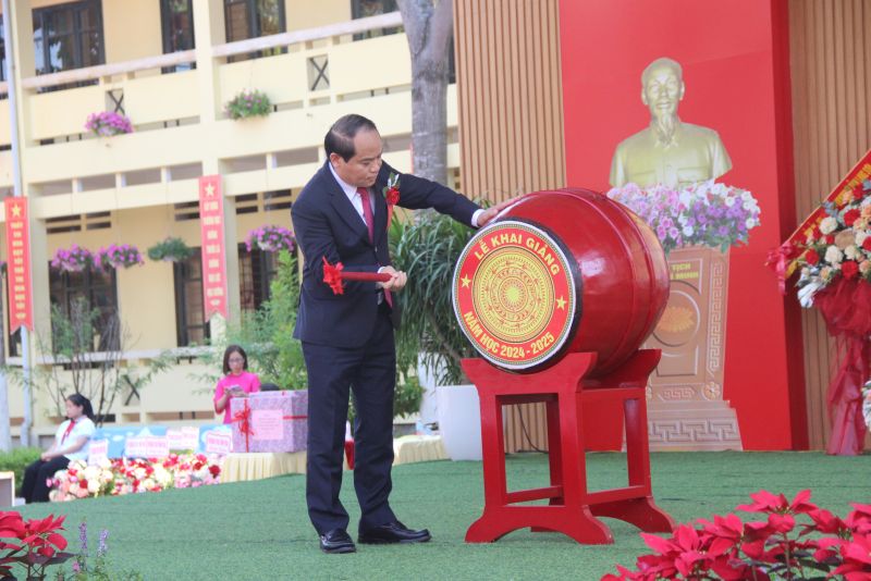 Bí thư Tỉnh ủy Lạng Sơn Nguyễn Quốc Đoàn đánh trống khai giảng năm học mới tại Trường THCS Vĩnh Trại, thành phố Lạng Sơn