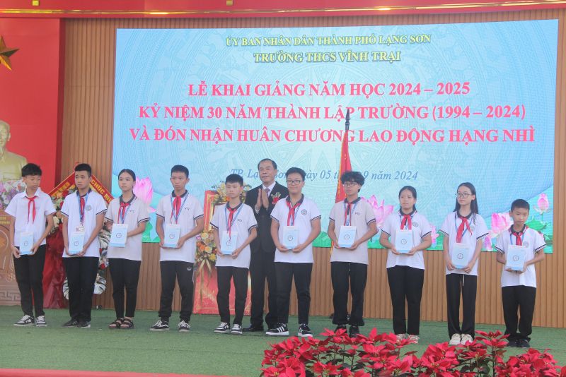 Lãnh đạo Sở Giáo dục và Đào tạo tỉnh Lạng Sơn tặng quà cho các em học sinh có hoàn cảnh khó khăn tại buổi lễ