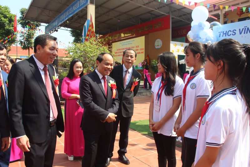 Bí thư Tỉnh ủy Lạng Sơn Nguyễn Quốc Đoàn trò chuyện, động viên các em học sinh Trường Trung học Cơ sở Vĩnh Trại, thành phố Lạng Sơn, tỉnh Lạng Sơn.