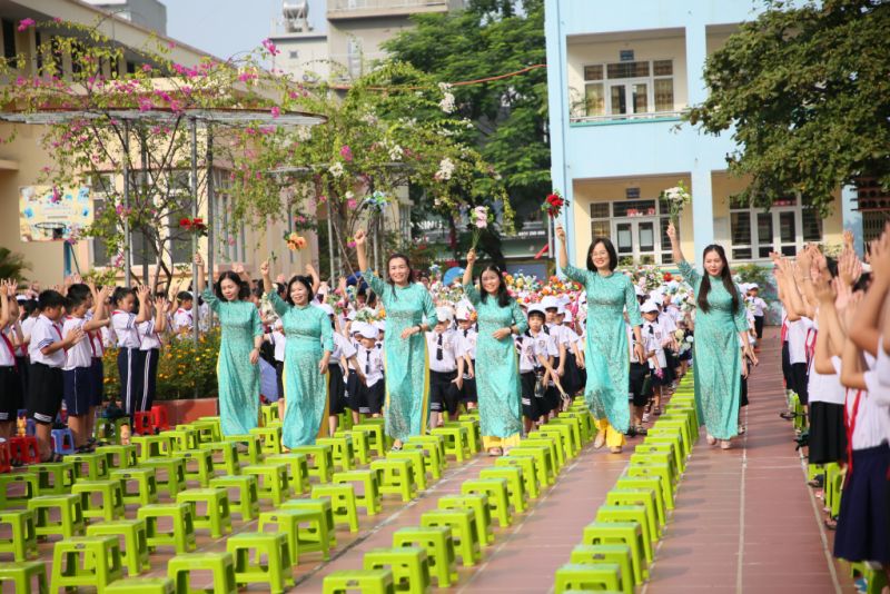 Trường Tiểu học Lê Hồng Phong (TP Hạ Long) chào đón các em học sinh lớp 1, lần đầu tiên cắp sách đến trường.