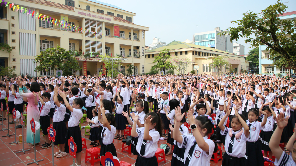 Các em học sinh hân hoan, rộn rã trong ngày khai trường.