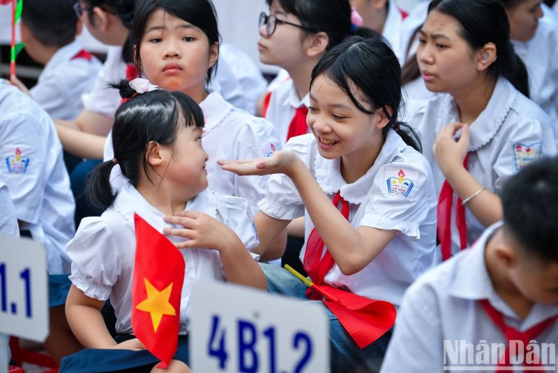 Niềm vui ngày đầu tới trường trong năm học mới.