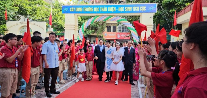Thủ tướng Phạm Minh Chính dự khai giảng với thầy trò trường PTCS Nguyễn Đình Chiểu