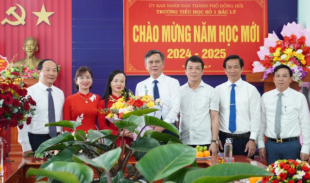 Chủ tịch UBND tỉnh Trần Thắng tặng hoa chúc mừng Trường Tiểu học số 1 Bắc Lý nhân dịp khai giảng năm học mới.