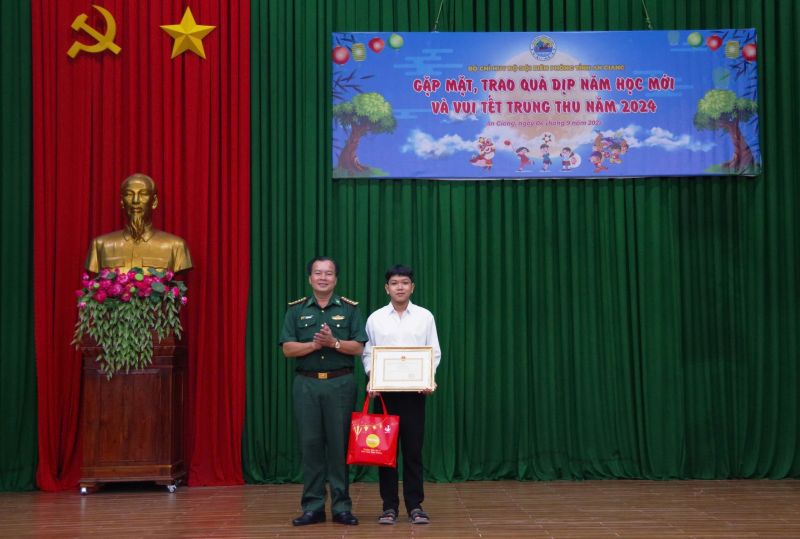 Đại tá Lê Hoàng Việt, Phó Chính ủy BĐBP tỉnh trao tặng Giấy khen cho em Nguyễn Văn Thành (chương trình Nâng bước em tới trường) vì đã đạt thành tích xuất sắc trúng tuyển vào Học viện Kỹ thuật Quân sự năm 2024