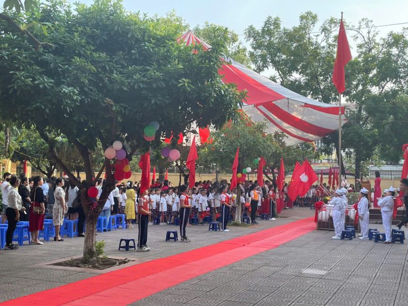 Rộn ràng không khí khai giảng các trường học tại Hà Nội