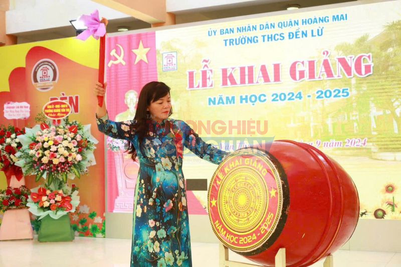 Hiệu trưởng Trường THCS Đền Lừ đánh trống khai giảng năm học mới 2024 – 2025. Ảnh: Hoàng Nam