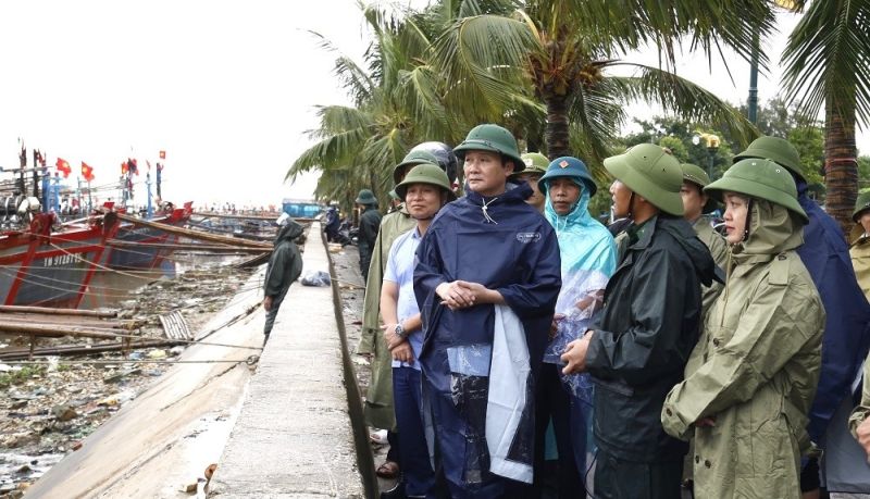 Chủ tịch UBND tỉnh Đỗ Minh Tuấn cùng các thành viên trong đoàn kiểm tra thực tế công tác phòng, chống bão số 3 tại Cảng cá Hoằng Trường.