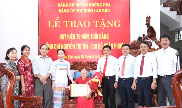 Đồng chí Hồ Thị Thu Hằng trưởng ban tổ chức huyện uỷ cùng các đồng chí ban thường vụ đảng uỷ, bí thư chi bô Xuân Phước và gia đình đồng chí Nguyễn Thi Tín