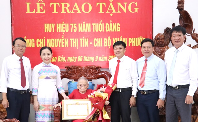 Đồng chí Hồ Thị Thu Hằng uỷ viên ban thường vụ, trưởng ban tổ chức huyện uỷ cùng các đồng chí lãnh đạo thị trấn