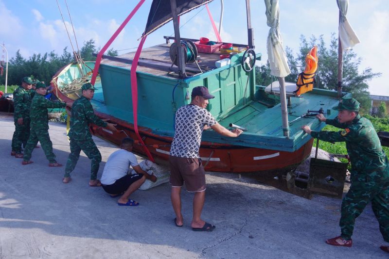 Cán bộ, chiến sỹ Đồn Biên phòng Bạch Long Vĩ giúp ngư dân đưa tàu cá lên bờ tránh bão - Ảnh: Đồn Biên phòng Bạch Long Vĩ