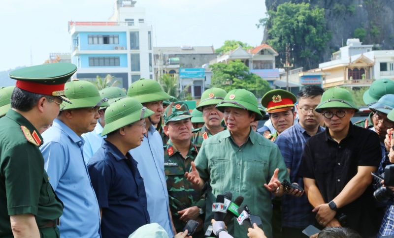 Phó Thủ tướng Trần Hồng Hà kiểm tra tại khu neo đậu tàu thuyền tránh trú bão thị trấn Cái Rồng (huyện Vân Đồn).