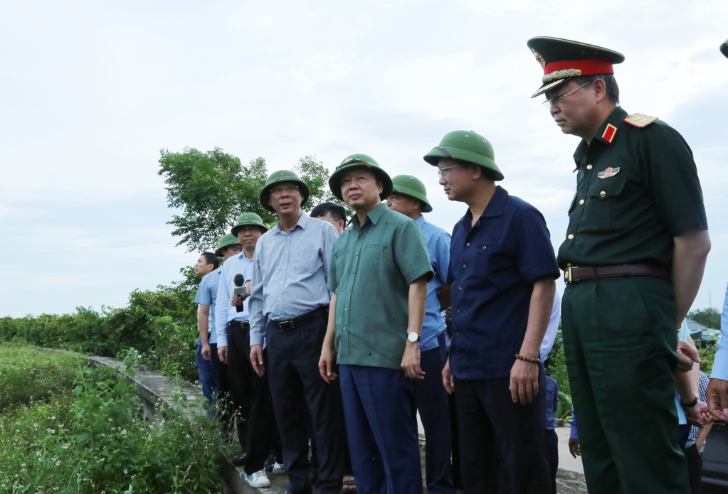 Phó Thủ tướng Trần Hồng Hà kiểm tra hiện trạng tuyến đê Hà Nam, TX Quảng Yên.