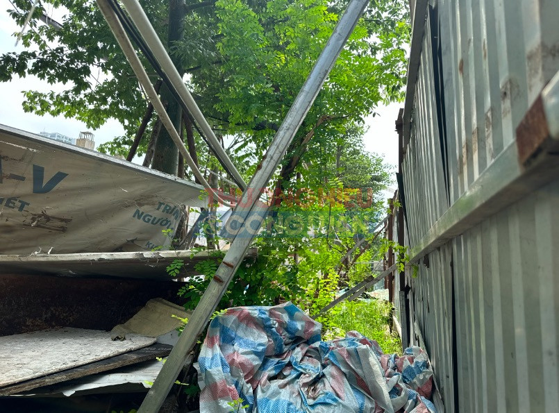 Xung quanh toà nhà vẫn ngổn ngang vật liệu. Trong giờ làm việc vẫn thấy công nhân ngồi nhìn ra ngoài đường, người thì bấm điện thoại Xung quanh toà nhà vẫn ngổn ngang vật liệu. Trong giờ làm việc vẫn thấy công nhân ngồi nhìn ra ngoài đường, người thì bấm điện thoại