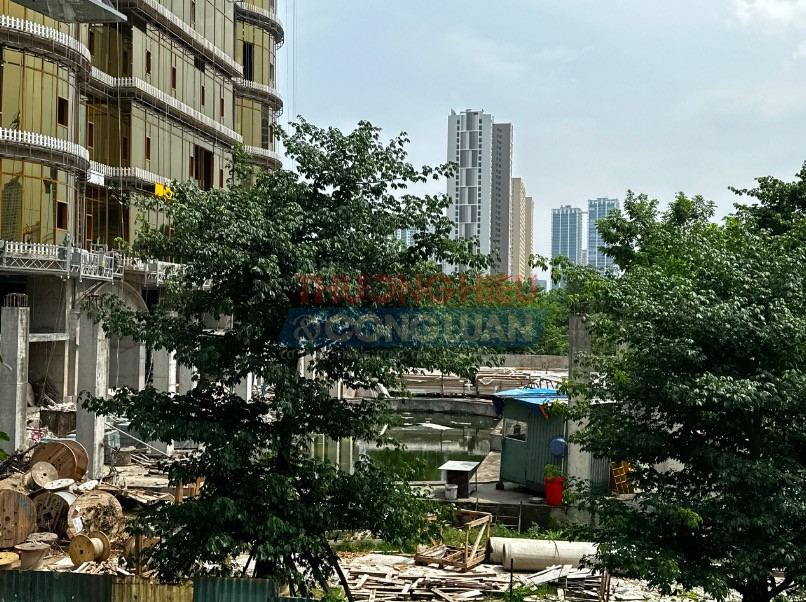 Khu vực bể bơi vẫn tạm dừng thi công, trở thành nơi chứa nước. Khu vực bể bơi vẫn tạm dừng thi công, trở thành nơi chứa nước.