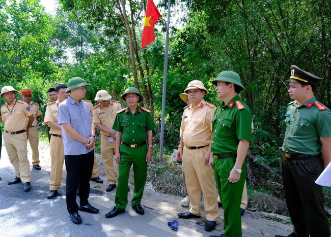 Đại tá Đặng Hoài Sơn, Phó Giám đốc Công an tỉnh Hà Tĩnh trực tiếp chỉ đạo tại hiện trường vụ tai nạn giao thông.