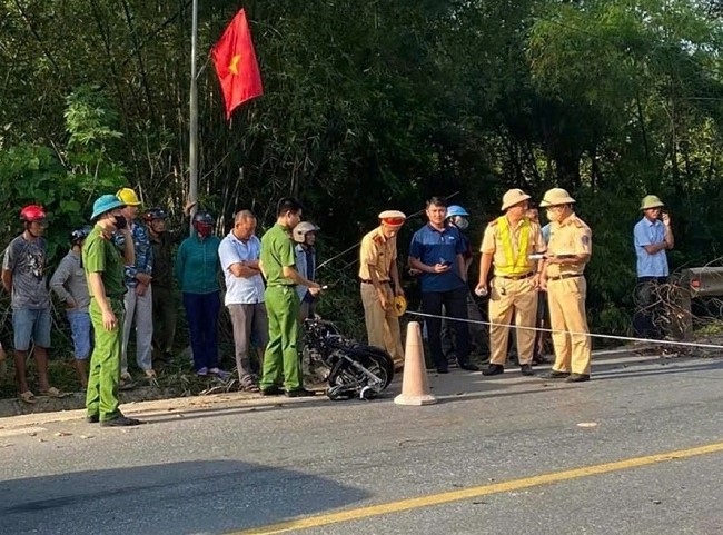 Lực lượng chức năng khám nghiệm hiện trường, làm rõ nguyên nhân vụ tai nạn.