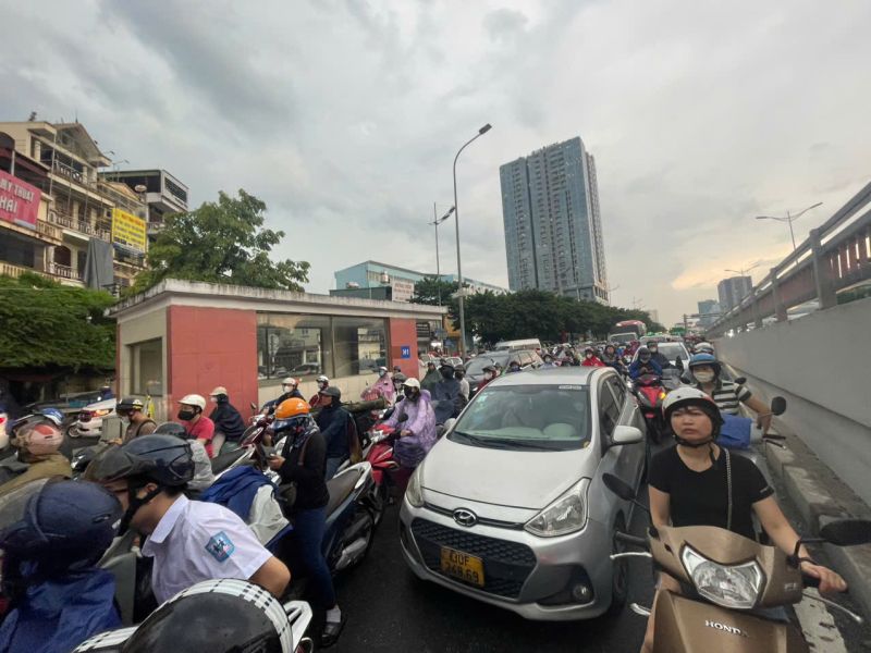 Hà Nội: Nhiều tuyến đường ùn tắc nghiêm trọng trước bão Yagi