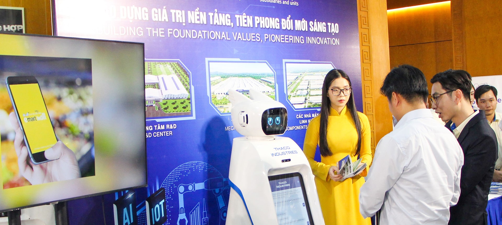 Robot có khả năng giao tiếp với con người của THACO INDUSTRIES tại Triển lãm thành tựu KH&CN Thủ đô năm 2024