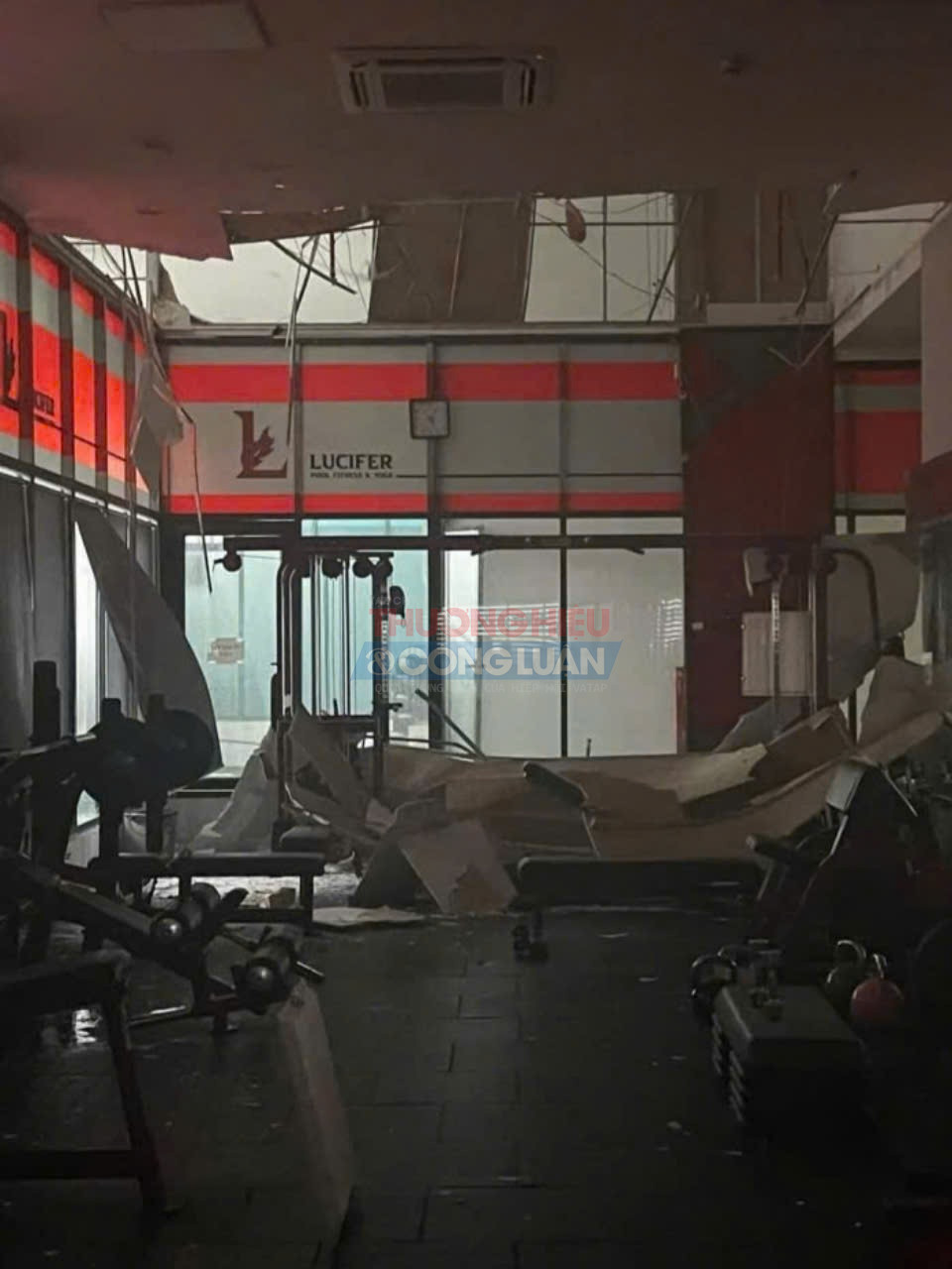 Một phòng tập gym cũng bị bão số 3 đánh sập trần