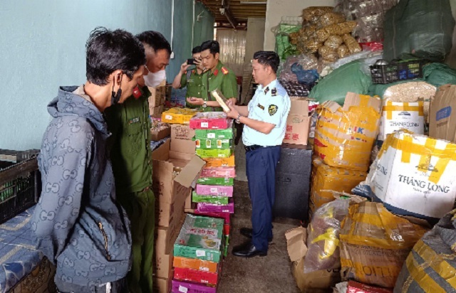 Lực lượng chức năng kiểm tra bánh trung thu không rõ nguồn gốc xuất xứ. Ảnh: Vũ Đức Hùng,