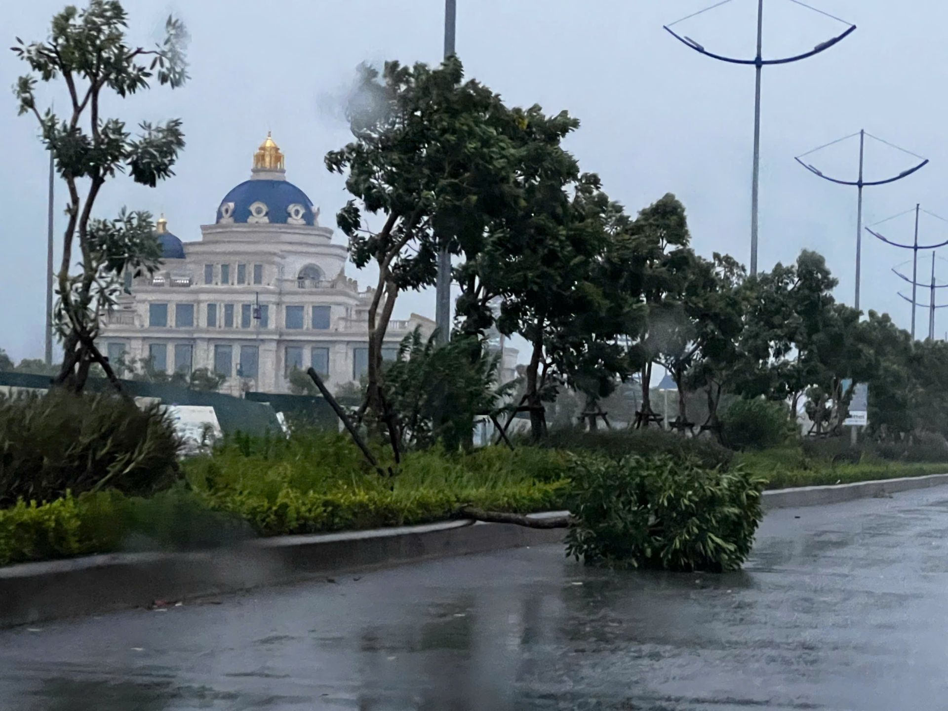 Gió xuất hiện và ngày càng tăng mạnh dẫn đến một số cây xanh, tấm tôn quây đất trống và quầy hàng trên một số tuyến đường thành phố Cẩm Phả bị đổ.