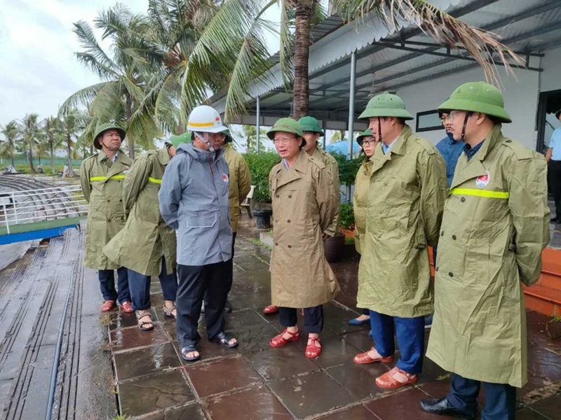 Bộ trưởng Lê Minh Hoan cùng Chủ tịch UBND tỉnh Quảng Ninh thị sát tình hìnhphòng chống bão số 3.