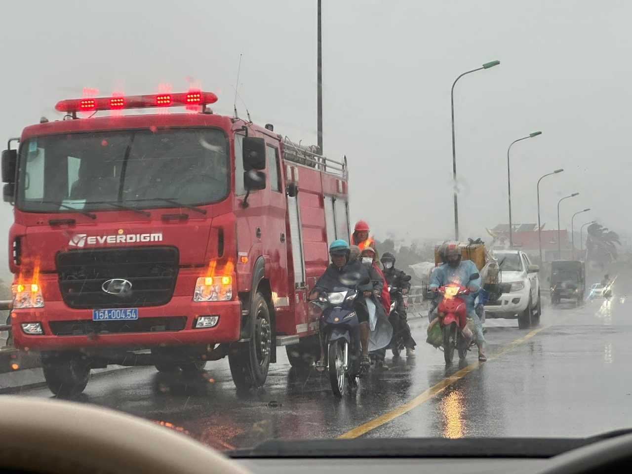 Người dân không nên di chuyển qua cầu trong thời tiết khắc nghiệt