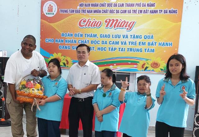 Đại diện đoàn cựu chiến binh Mỹ tặng quà đến nạn nhân chất độc da cam