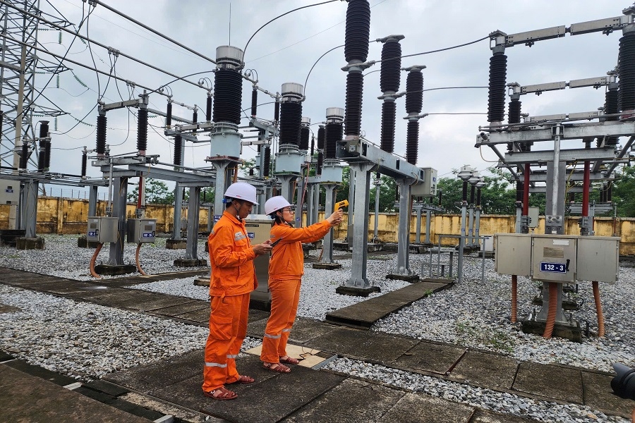 Công nhân Xí nghiệp Lưới điện cao thế Tuyên Quang kiểm tra thiết bị tại trạm 110kV Gò Trẩu