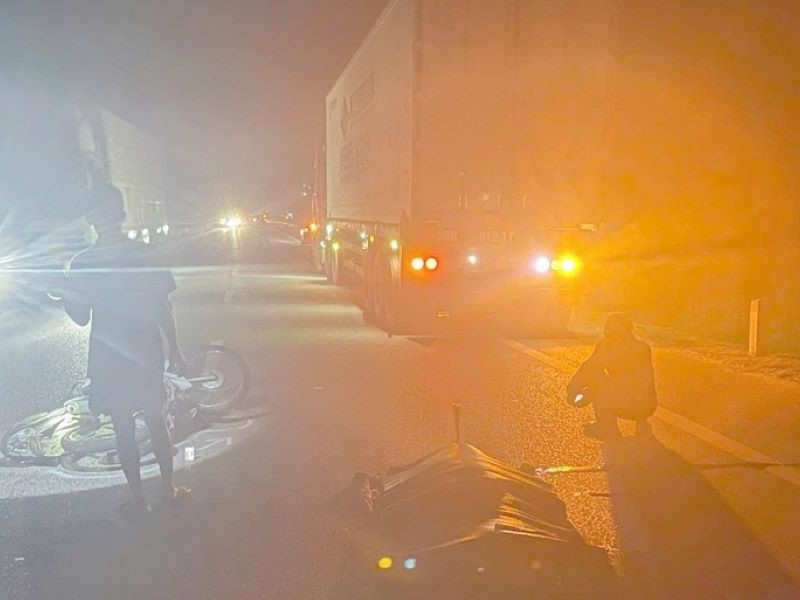 Xe máy va chạm với xe container, một người tử vong